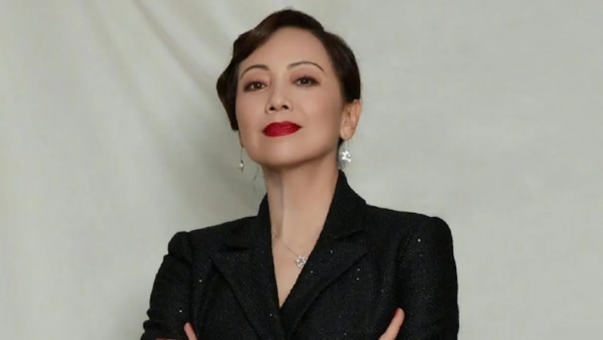 60岁邓萃雯亮相投资者峰会,冷艳霸气背后藏人生起伏